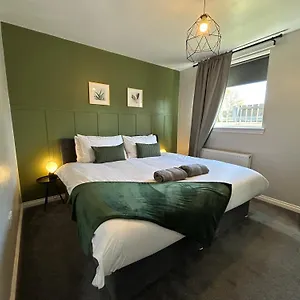 The School House, 3 Bed With Tv's In Rooms, 2 Double And One Queen Size Where The Bed Be Split Into 2 Twin Beds, 2 Bathrooms, Fully Equipped Kitchen, Free Off Street Parking, Wifi, Long Rates Available With Honeycomb Hosts Villa